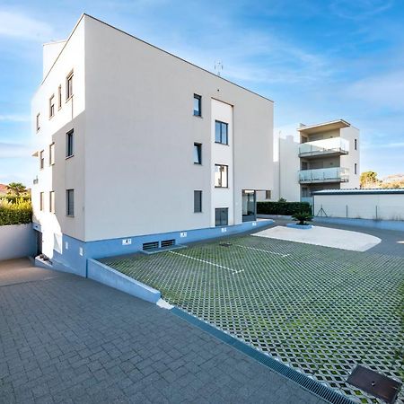 Sunny Day - Apartment With Parking Rovigno Esterno foto