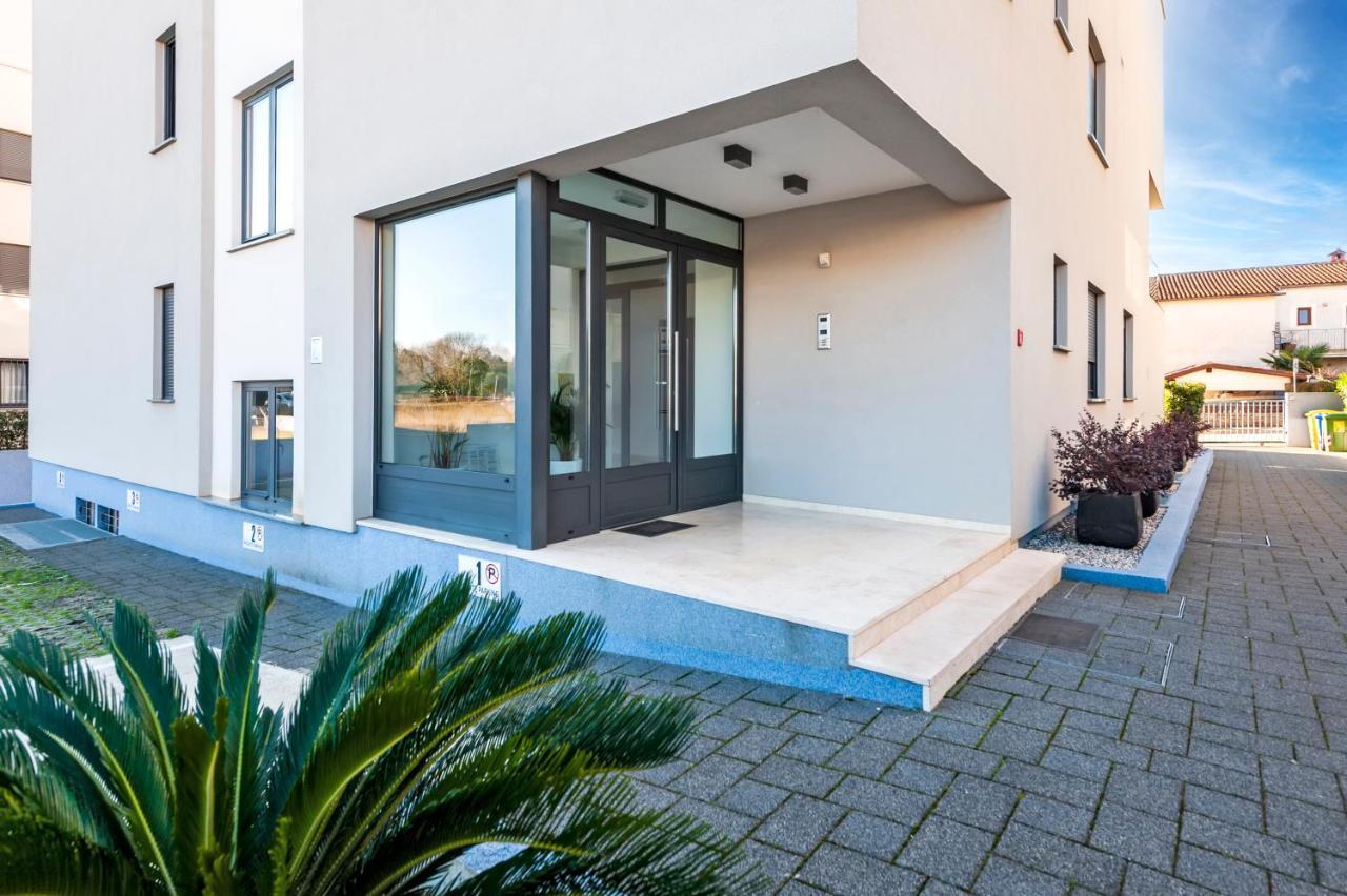 Sunny Day - Apartment With Parking Rovigno Esterno foto