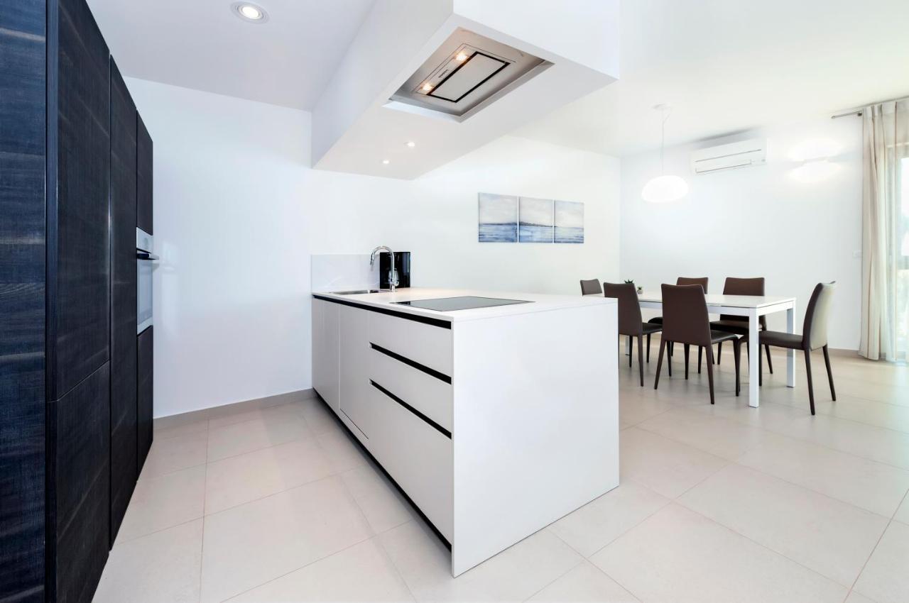 Sunny Day - Apartment With Parking Rovigno Esterno foto