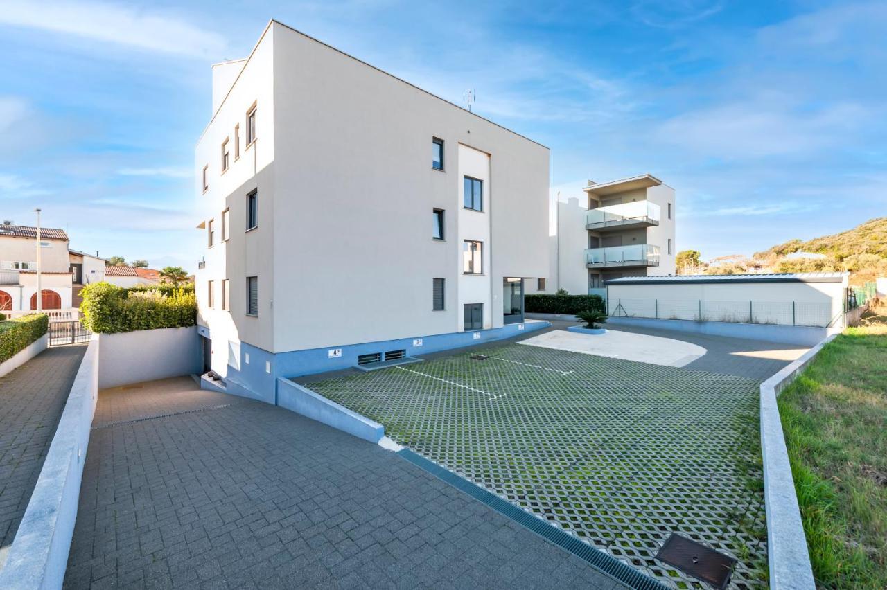 Sunny Day - Apartment With Parking Rovigno Esterno foto