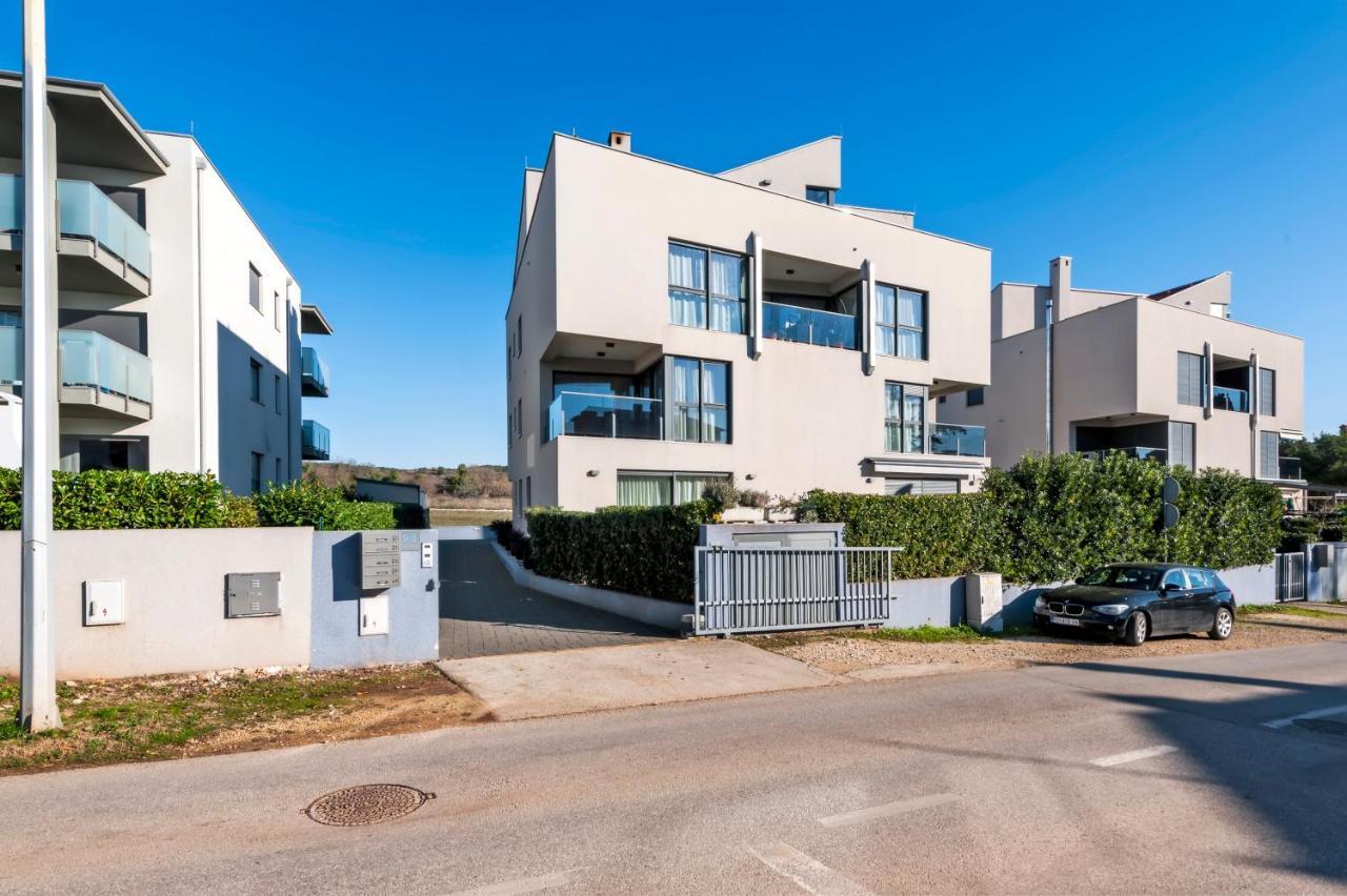 Sunny Day - Apartment With Parking Rovigno Esterno foto