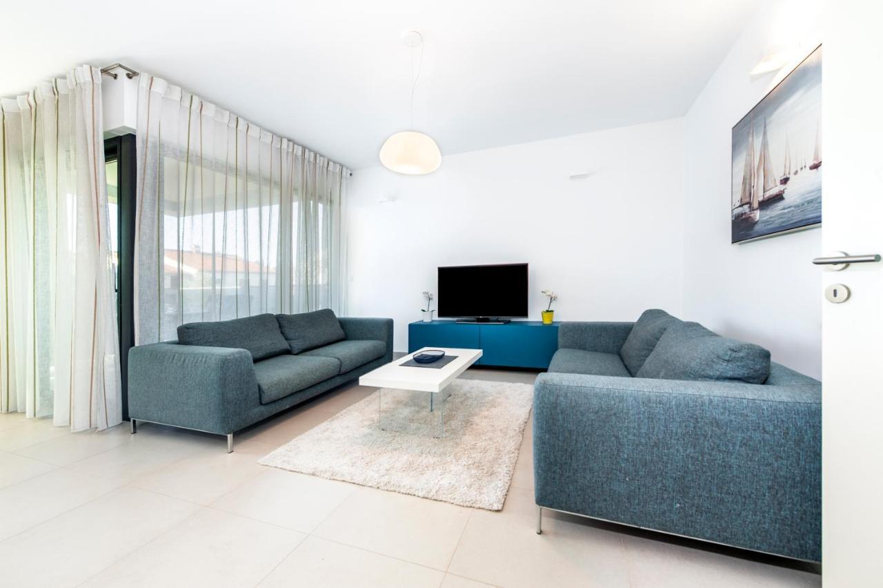 Sunny Day - Apartment With Parking Rovigno Esterno foto