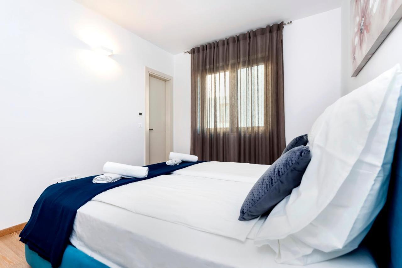 Sunny Day - Apartment With Parking Rovigno Esterno foto