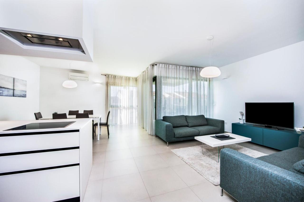 Sunny Day - Apartment With Parking Rovigno Esterno foto