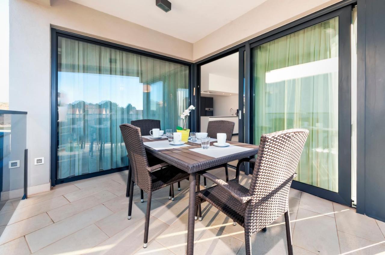 Sunny Day - Apartment With Parking Rovigno Esterno foto