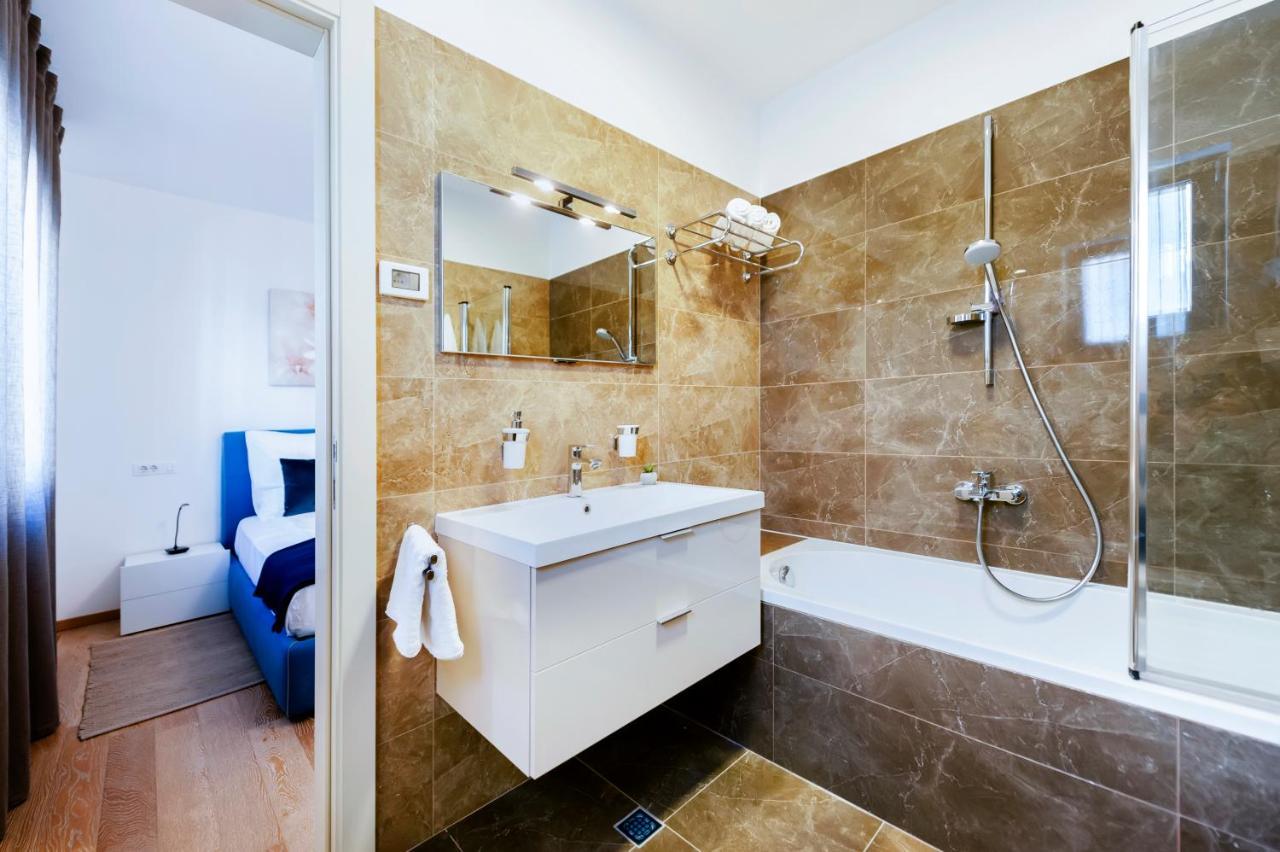 Sunny Day - Apartment With Parking Rovigno Esterno foto