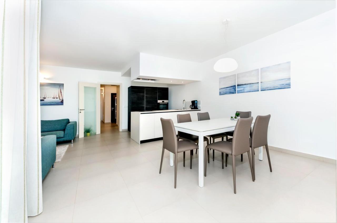 Sunny Day - Apartment With Parking Rovigno Esterno foto