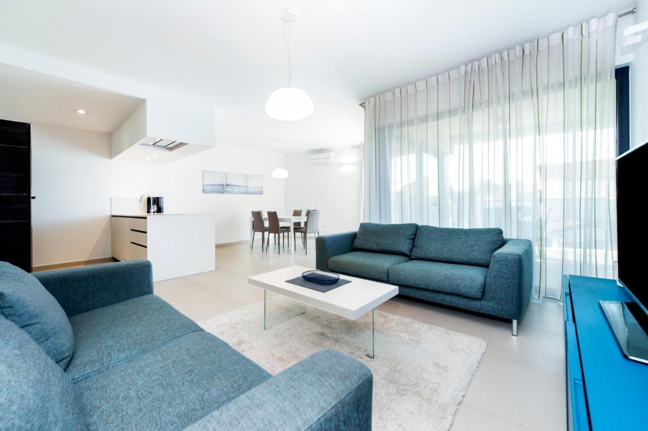 Sunny Day - Apartment With Parking Rovigno Esterno foto