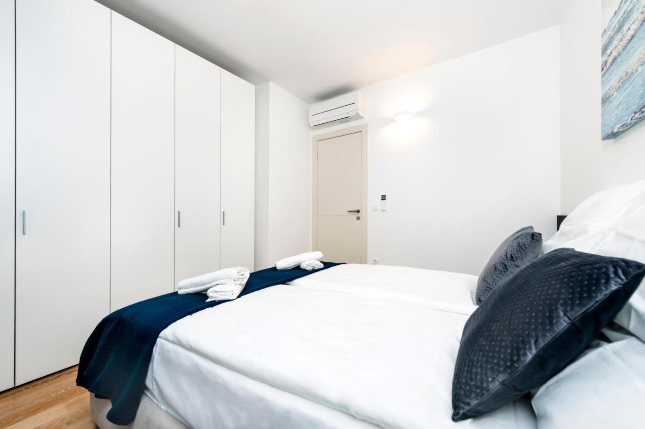 Sunny Day - Apartment With Parking Rovigno Esterno foto